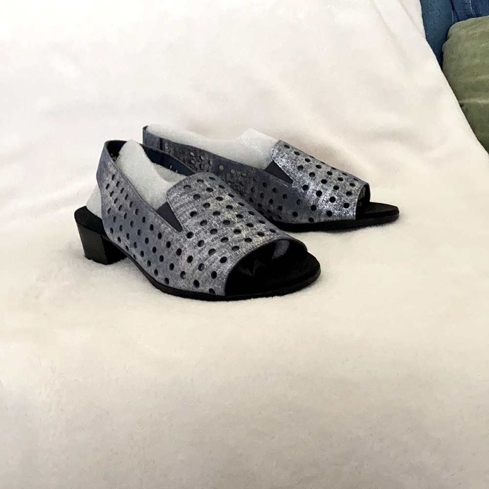 Munro Mickey 10W blue metallic leather sandal